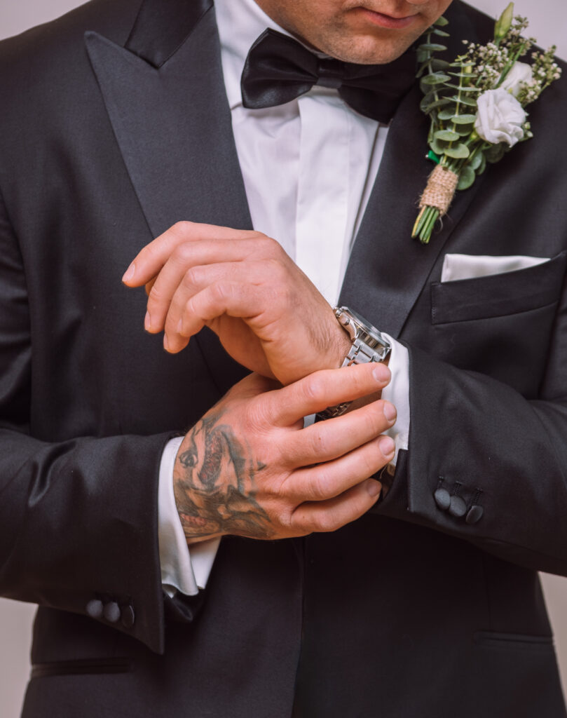 „Bräutigam im Smoking mit Boutonniere beim Getting Ready für die Hochzeit in Ingolstadt.“