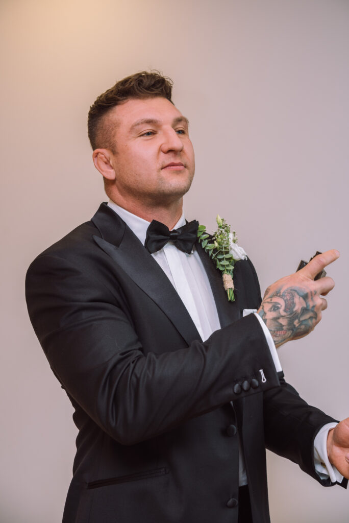 „Bräutigam im Smoking mit Boutonniere beim Getting Ready zur Hochzeit in Ingolstadt.“