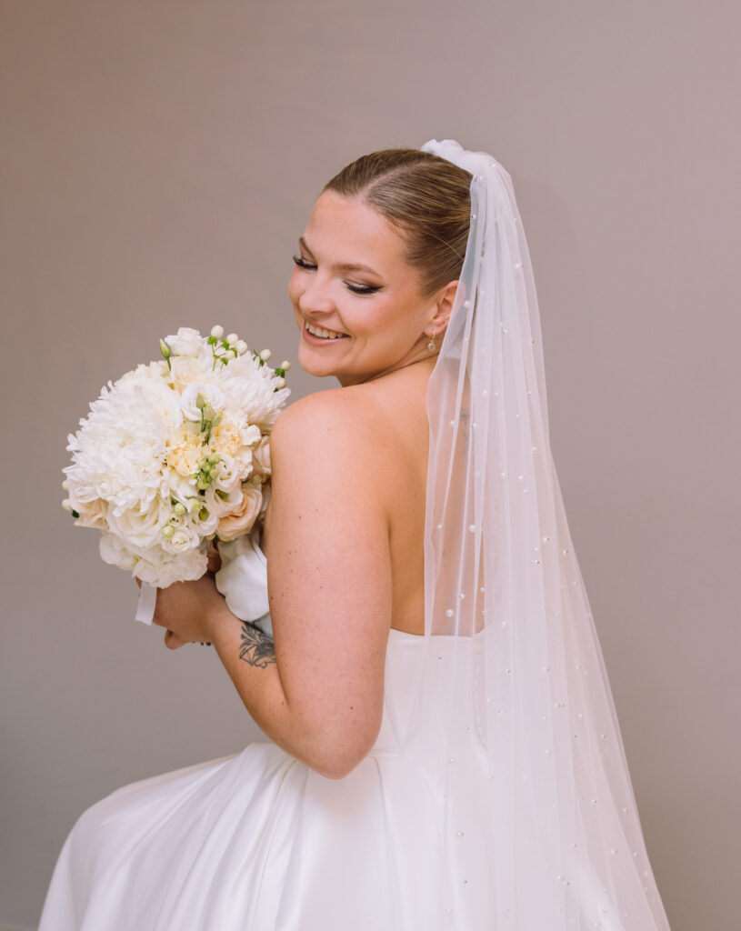 „Braut mit modernem Brautstrauß und Schleier beim Hochzeits-Portrait in Ingolstadt.“