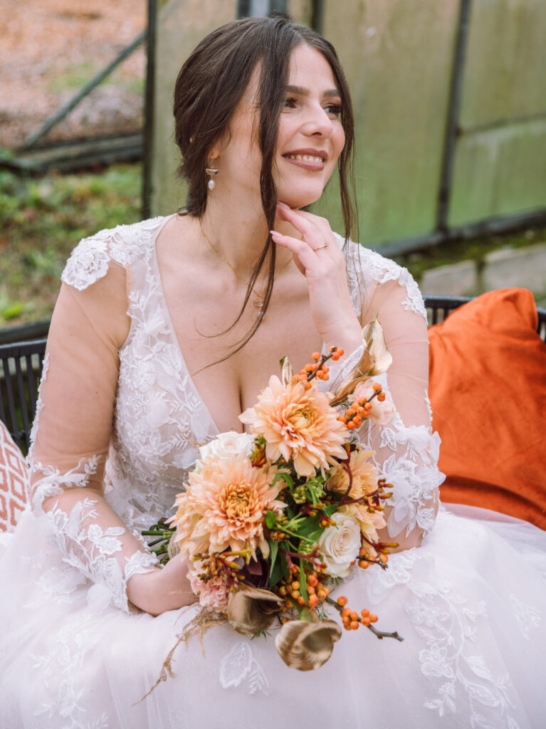 „Brautportrait mit herbstlichem Brautstrauß bei einer Hochzeit in Bayern – fotografiert von Hochzeitsfotografin aus Ingolstadt“