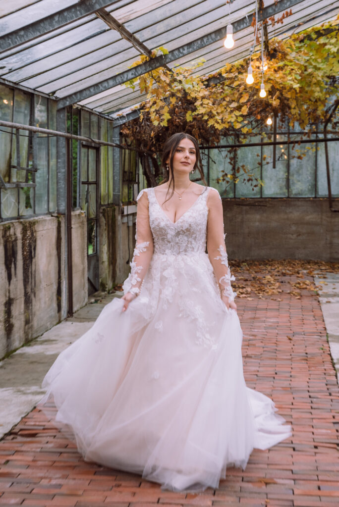 „Braut in elegantem Brautkleid bei einer Herbsthochzeit in einem Gewächshaus – fotografiert von Hochzeitsfotografin aus Ingolstadt“