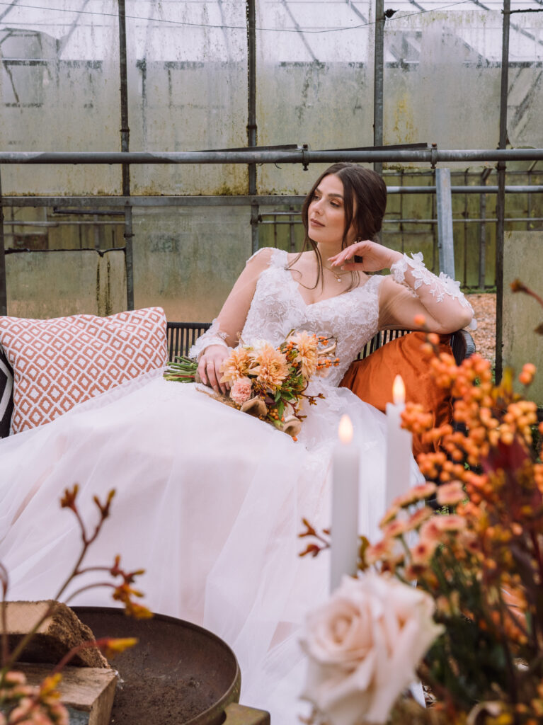 „Brautportrait mit herbstlichem Brautstrauß in einem Gewächshaus – fotografiert von Hochzeitsfotografin aus Ingolstadt“