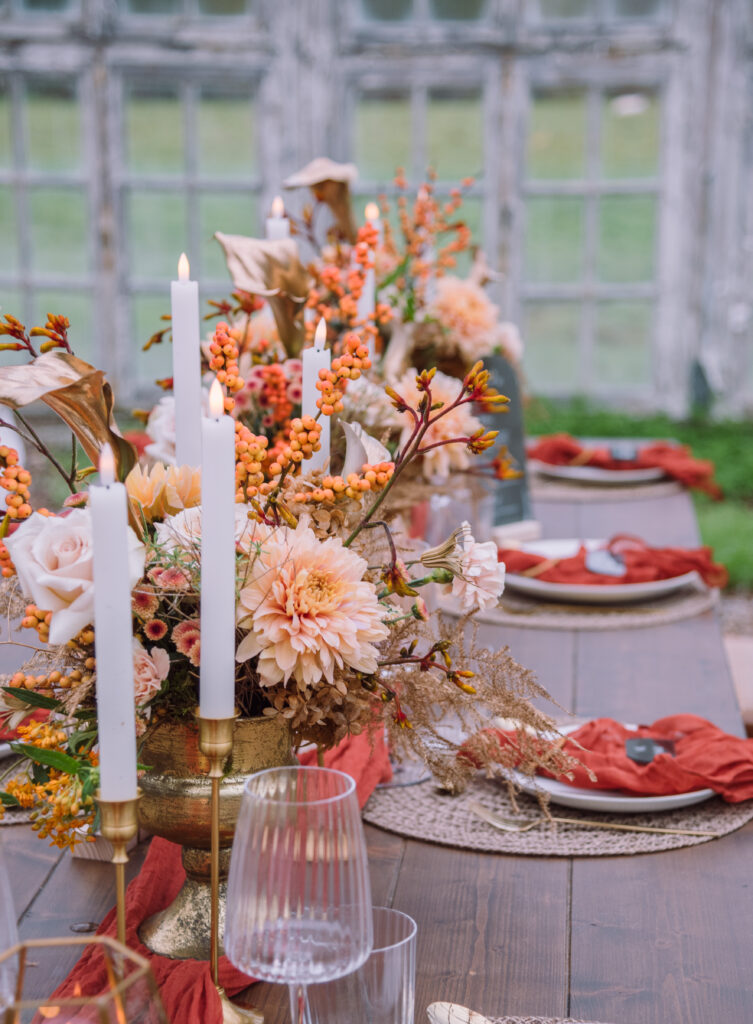 „Tischdekoration mit Blumen und Kerzen bei einer Herbsthochzeit – fotografiert von Hochzeitsfotografin aus Ingolstadt“