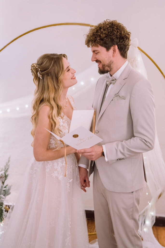 „Brautpaar bei einer intimen Winterhochzeit in Bayern – fotografiert von Hochzeitsfotografin aus Ingolstadt“