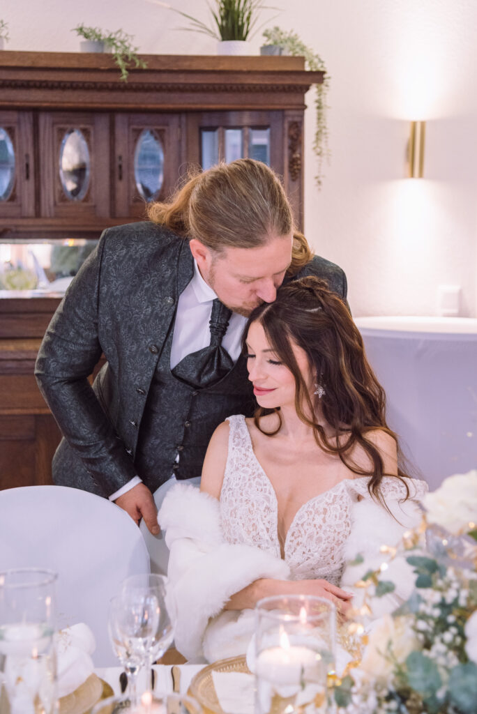 „Intimes Hochzeitsdinner-Portrait eines Brautpaars während der Hochzeit in Ingolstadt.“