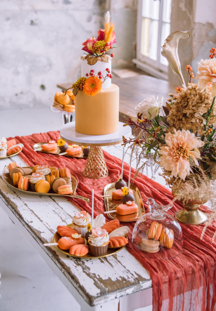 „Dessert Table mit Hochzeitstorte und Sweets bei einer Herbsthochzeit – fotografiert von Hochzeitsfotografin aus Ingolstadt“