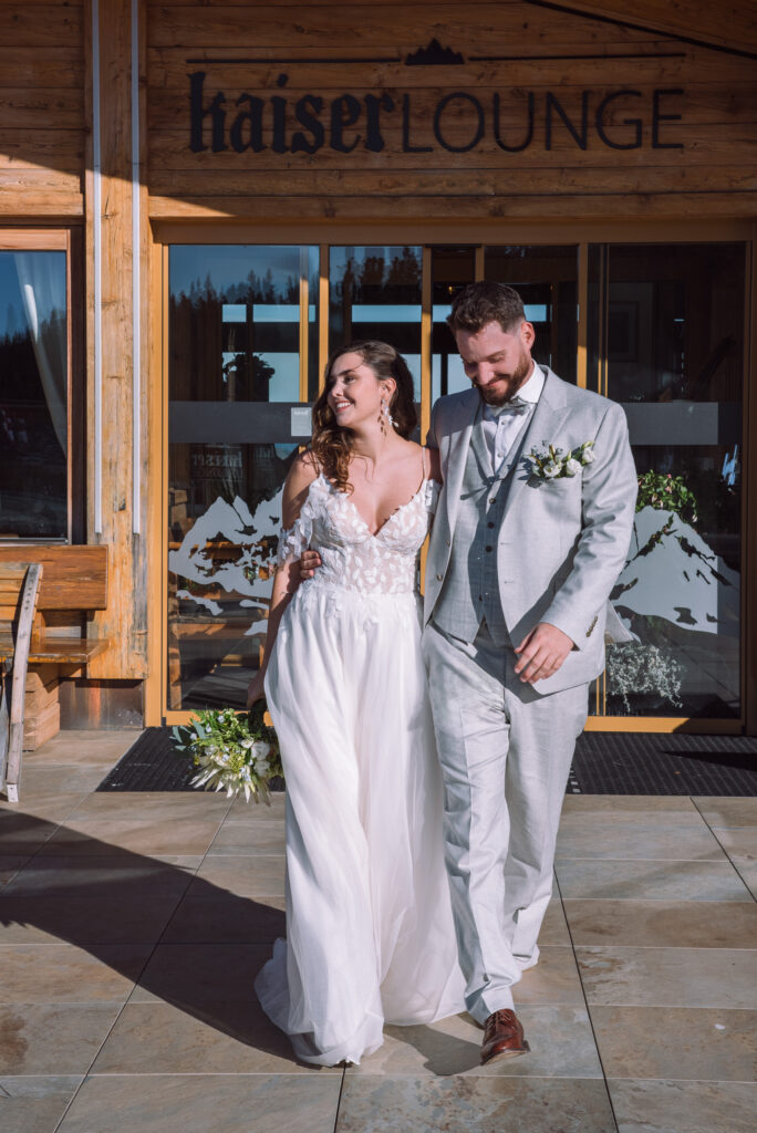 „Elopement-Hochzeitspaar in Tirol vor der Kaiser Lounge – Outdoor-Hochzeitsmoment in den Alpen“