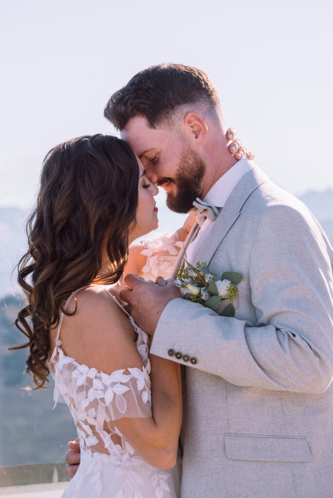 „Emotionales Elopement-Hochzeitspaar in Tirol vor Alpenkulisse – fotografiert von Hochzeitsfotografin aus Ingolstadt“
