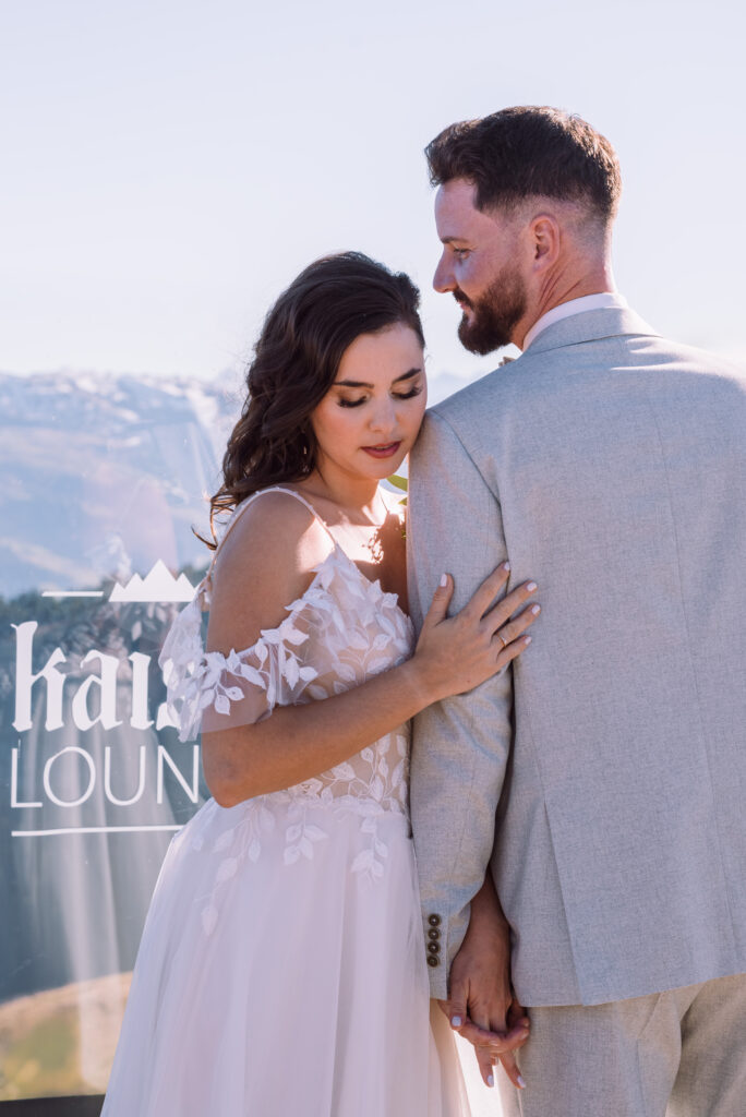 „Elopement-Portrait eines Brautpaars in Tirol – fotografiert von Hochzeitsfotografin aus Ingolstadt“