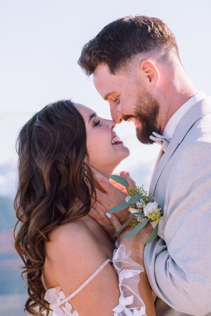 „Lachendes Brautpaar bei einem emotionalen Elopement in Tirol – Hochzeitsfoto in den Alpen“