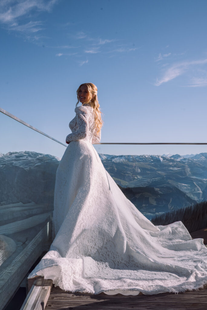 „Winterhochzeit am Wilder Kaiser – elegante Braut im Spitzenkleid mit Blick auf die Alpen“