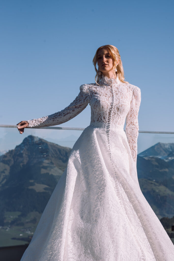 „Elegante Braut im Spitzenkleid bei einer Winterhochzeit am Wilder Kaiser mit Alpenpanorama“