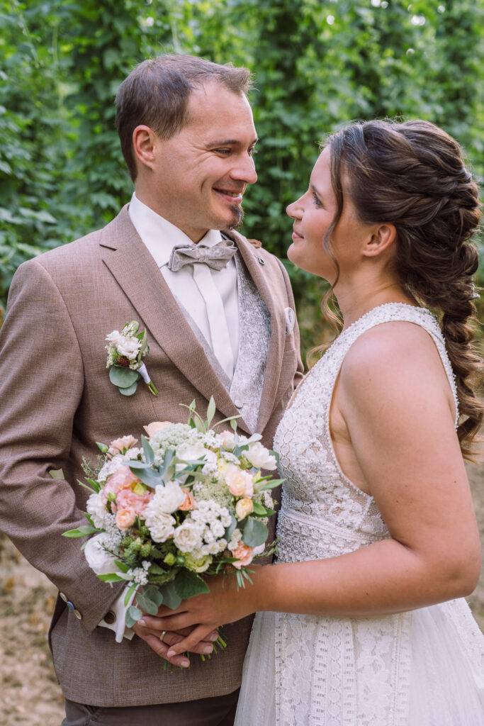 hocheitsfotografin-hallertau-wolnzach-brautpaar-hopfen.jpg.jpg