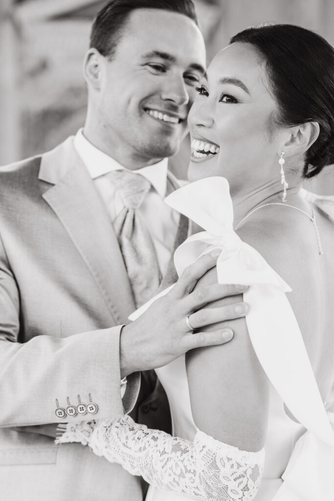lachendes-brautpaar-muenchen-emotionale-hochzeitsfotografie.jpg-scaled.jpg