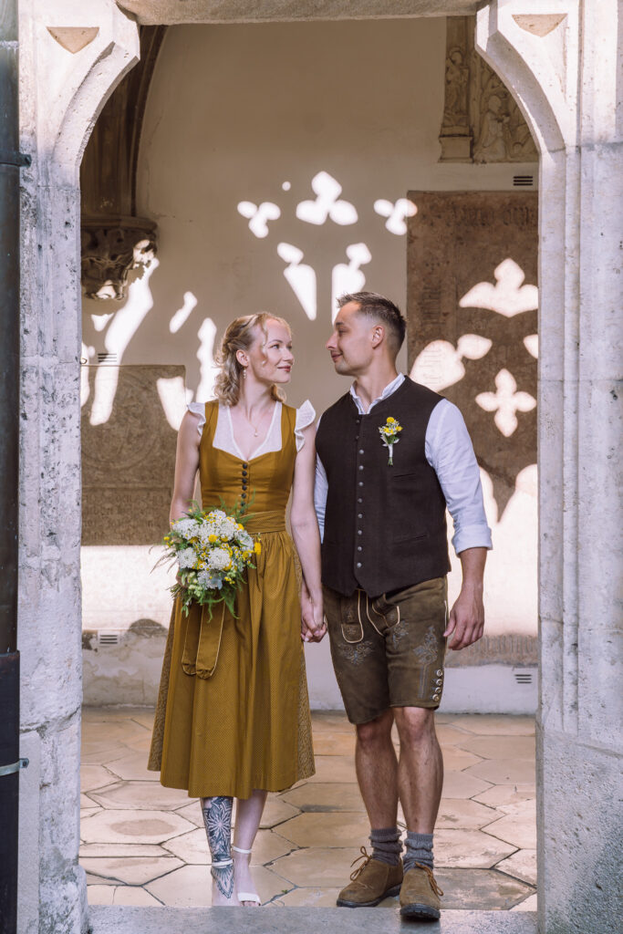 trachtenhochzeit-eichstaett-brautpaar-kreuzgang-dom-kerstin-hierath.jpg.jpg